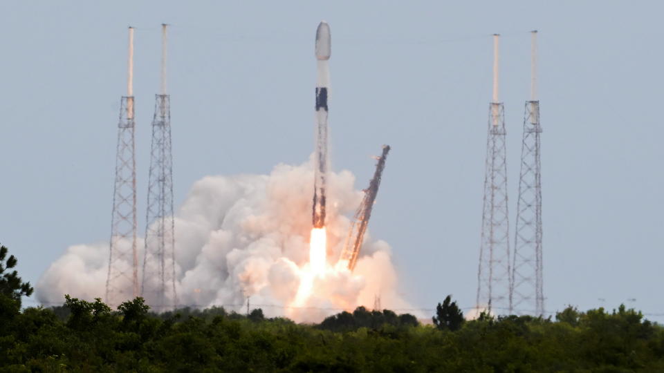 A SpaceX Falcon 9 rocket carrying a payload of 53 Starlink satellites lifts off from Cape Canaveral, Florida, USA, on April 21, 2022. REUTERS/Steve Nesius